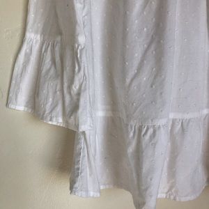 Adorable white 3/4 bell sleeved top